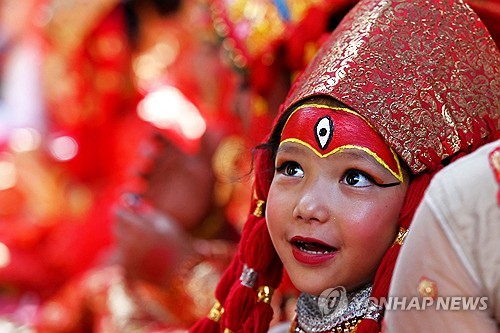 '행운을 내리는 꼬마 여신'…신성한 축복 기원하는 네팔 쿠마리 축제