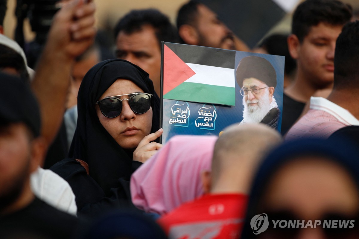 Um manifestante iraquiano carrega uma foto do líder supremo do Irã 
