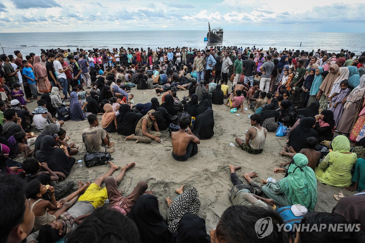 해변에서 휴식 취하는 로힝야족 난민들