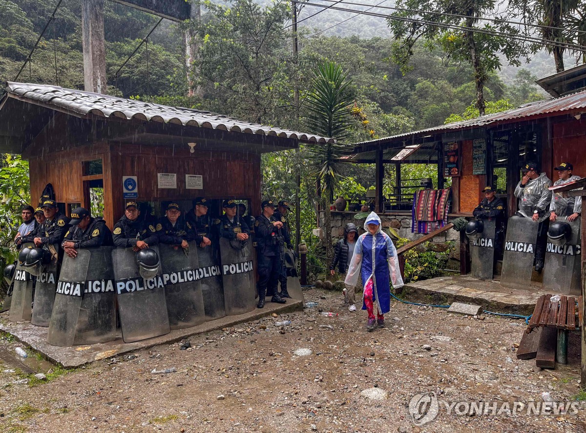 지난 28일(현지시간) 산책로 인근 경계 강화한 페루 경찰