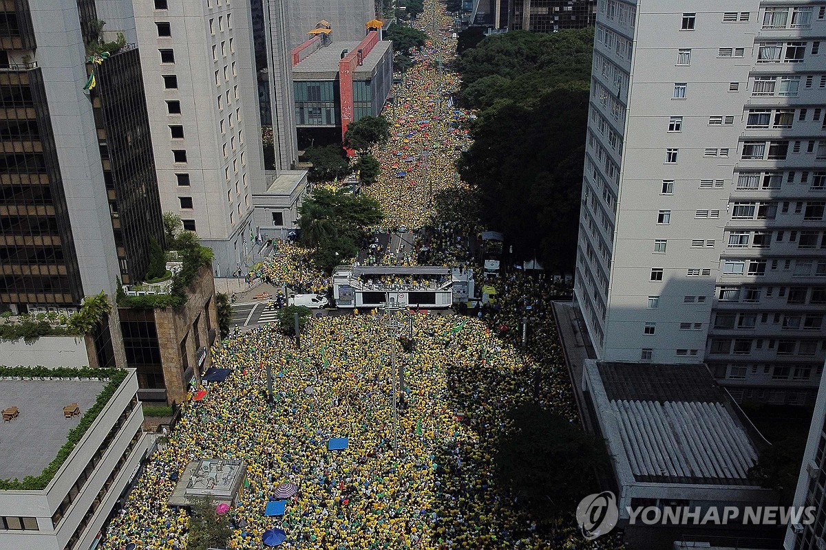 대로 가득 메운 보우소나루 전 브라질 대통령 지지자들