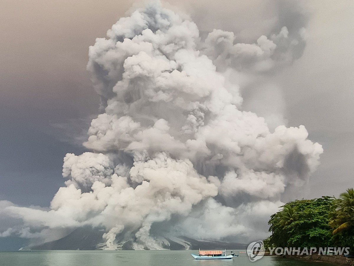 연기 뿜어내는 인도네시아 루앙 화산