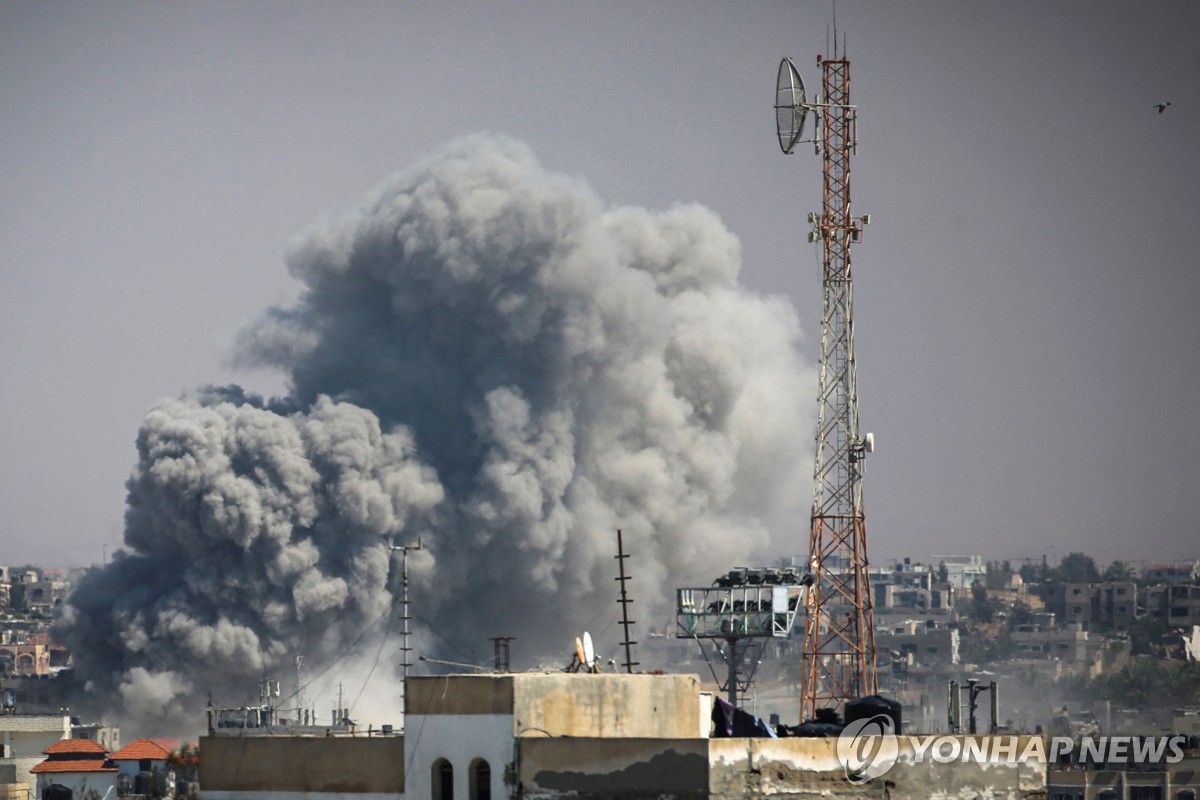 이스라엘군의 공습으로 연기가 치솟는 가자 최남단 도시 라파 / AFP 연합뉴스 자료사진