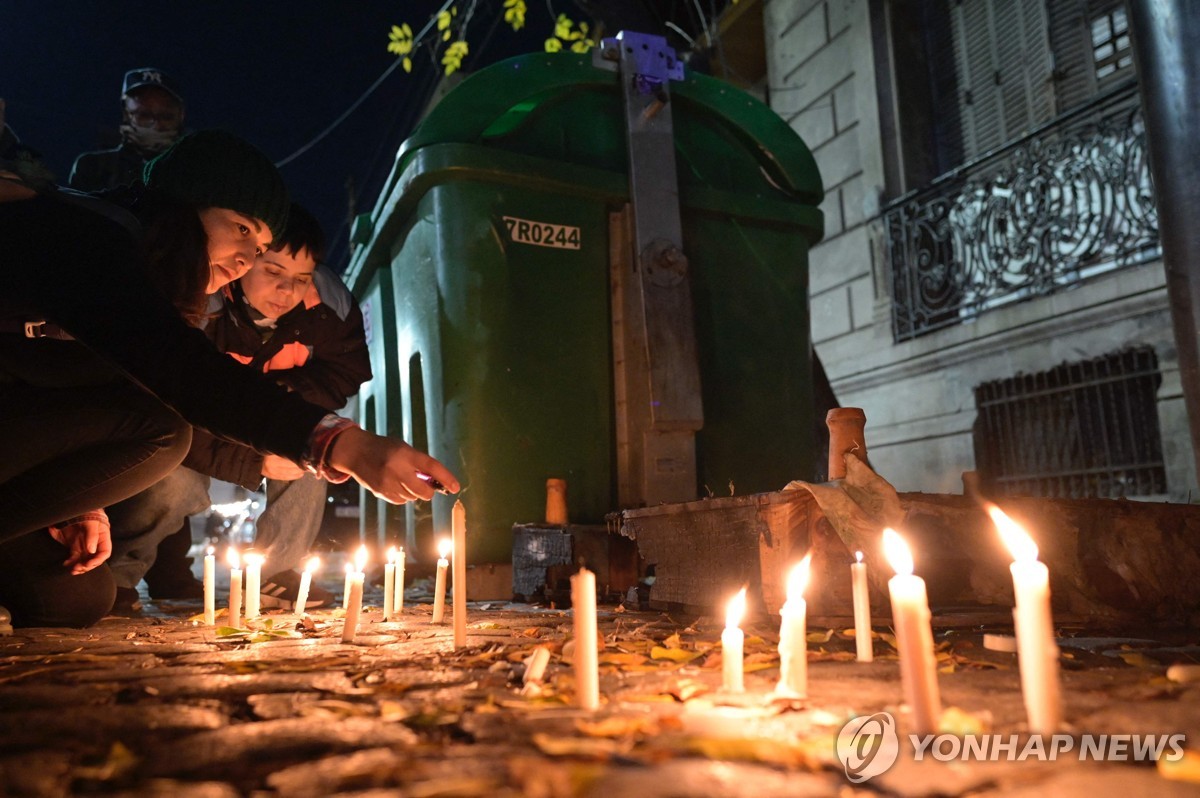 피해자가 살던 하숙집 앞에 촛불을 밝히는 시민들