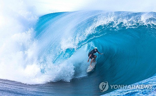 '시원하게 즐겨라'…타히티 세계 프로 서핑 연맹 훈련