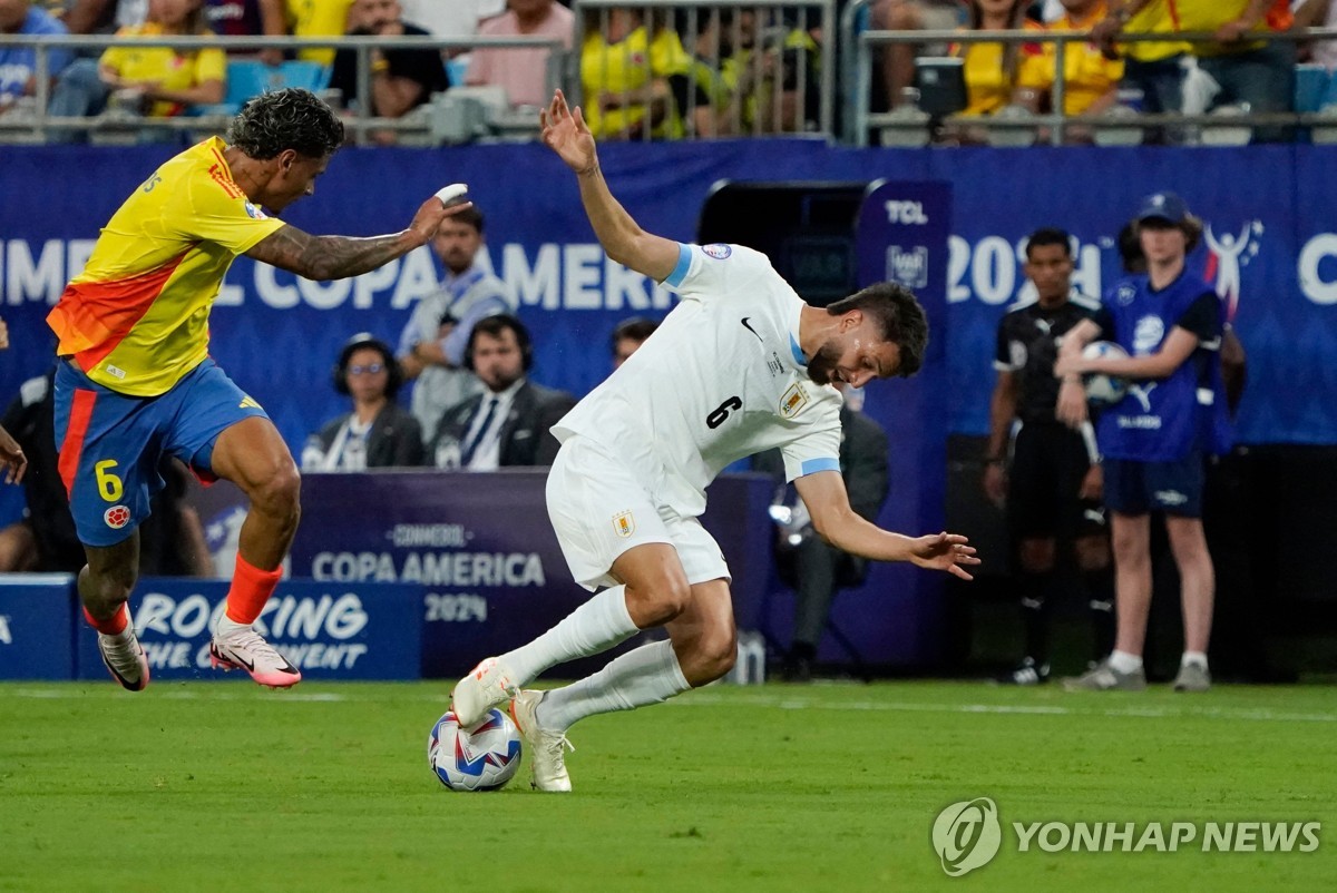 '손흥민 인종차별' 벤탕쿠르, 이번엔 관중석에 물병 던져