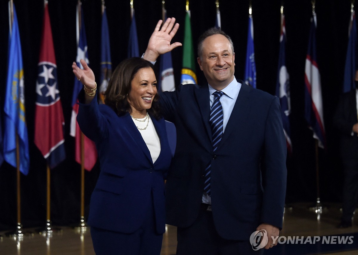 카멀라 해리스 부통령과 그의 남편 더글러스 엠호프