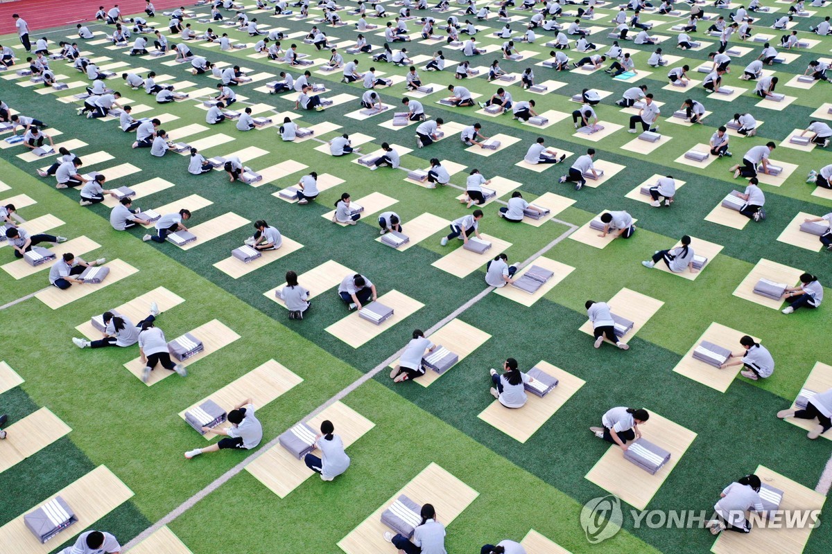 군대 스타일 훈련 '침대보 접기 대회' 참가한 중국 고교생들