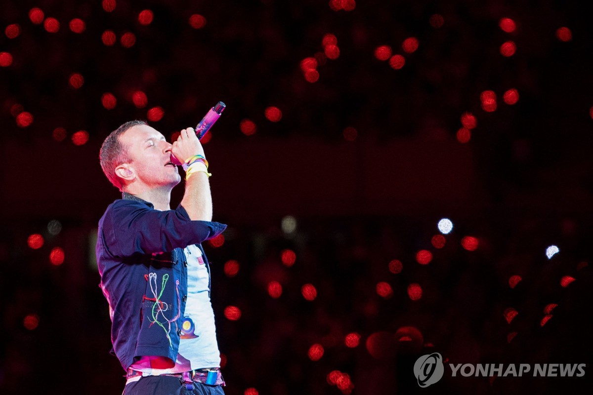 콜드플레이, 오스트리아 빈 공연서 '스위프트 콘서트 취소' 위로