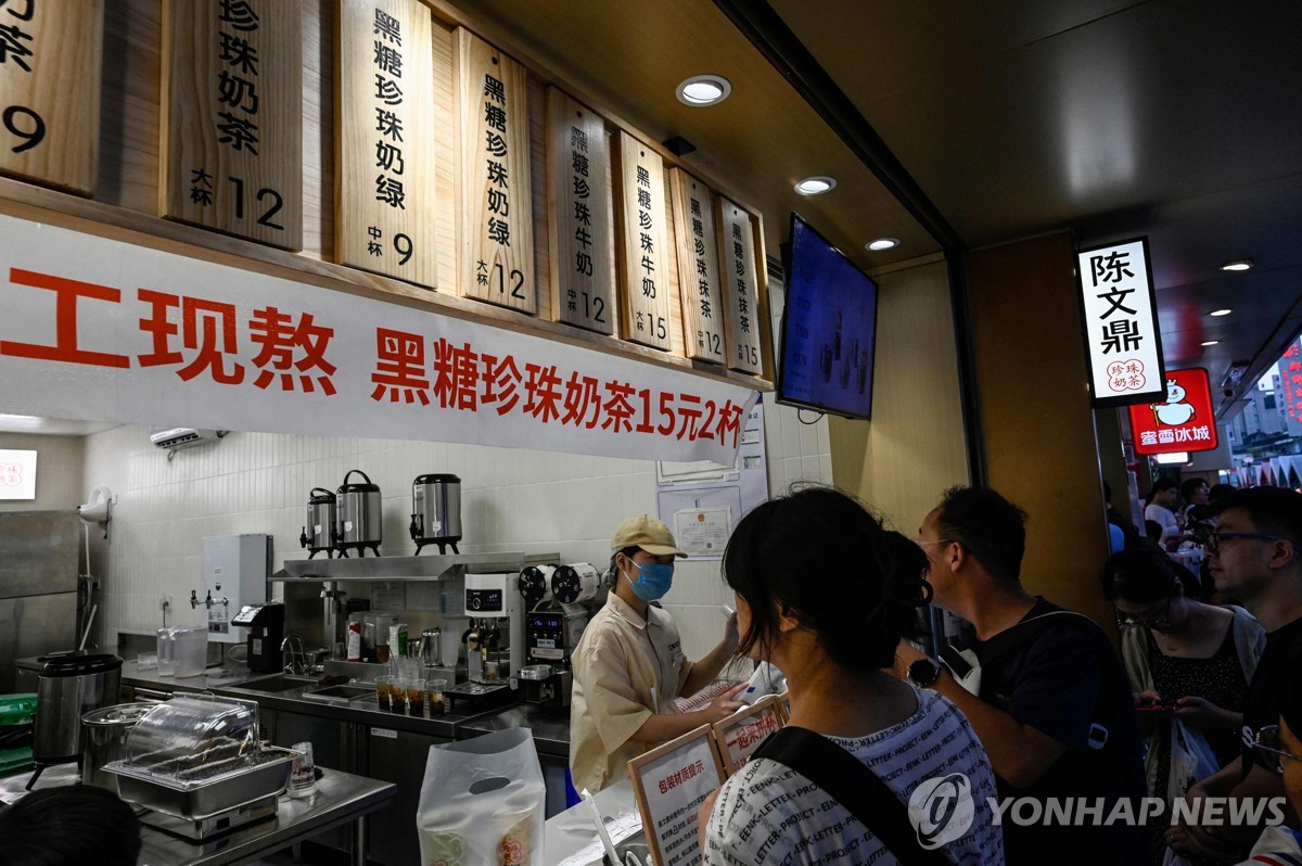 (AFP=연합뉴스) 지난달 15일 중국 항저우 야시장의 한 버블티 매장. 2024.9.2.