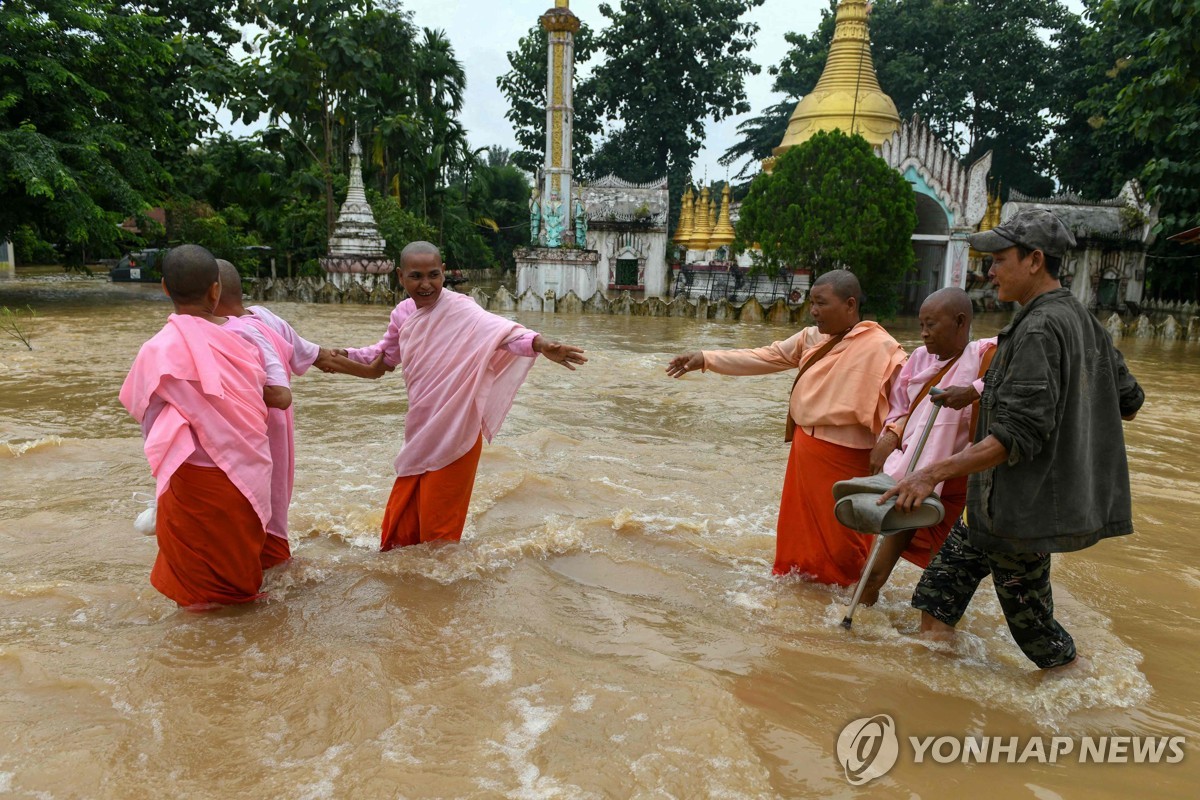 태풍 피해를 본 미얀마