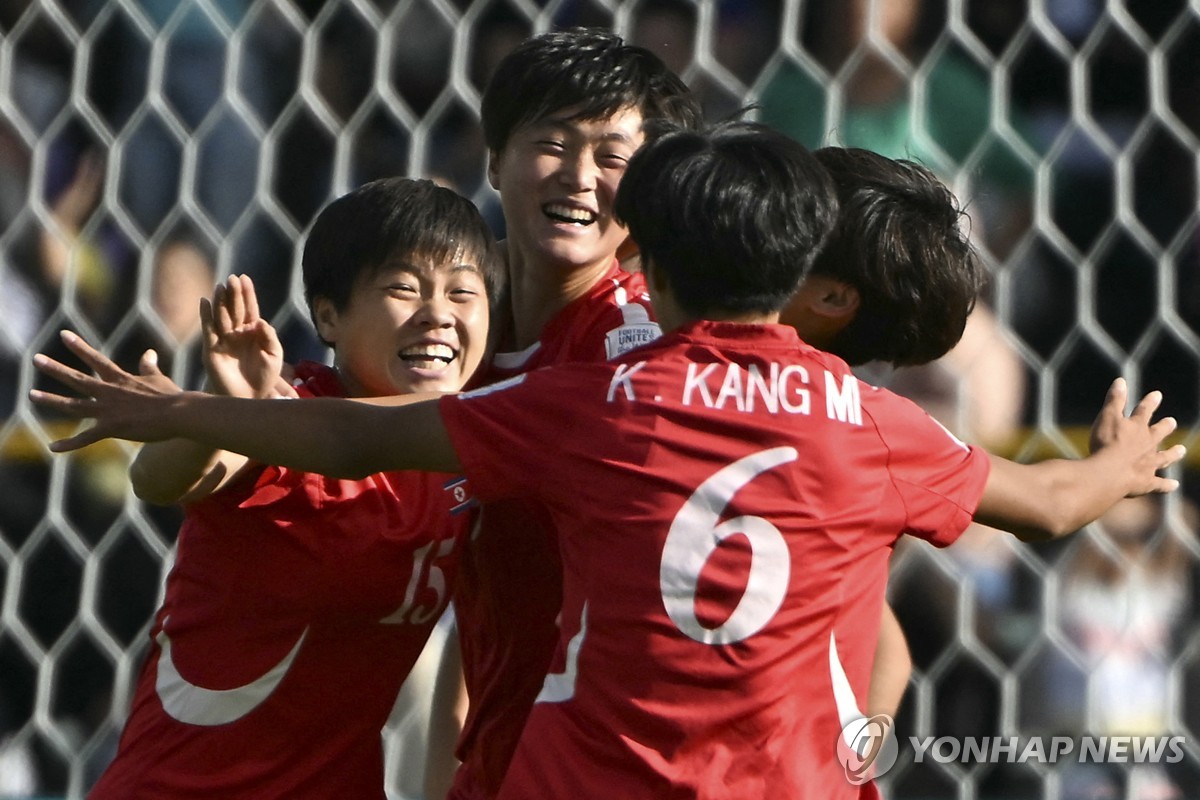 기뻐하는 북한 여자축구 선수들