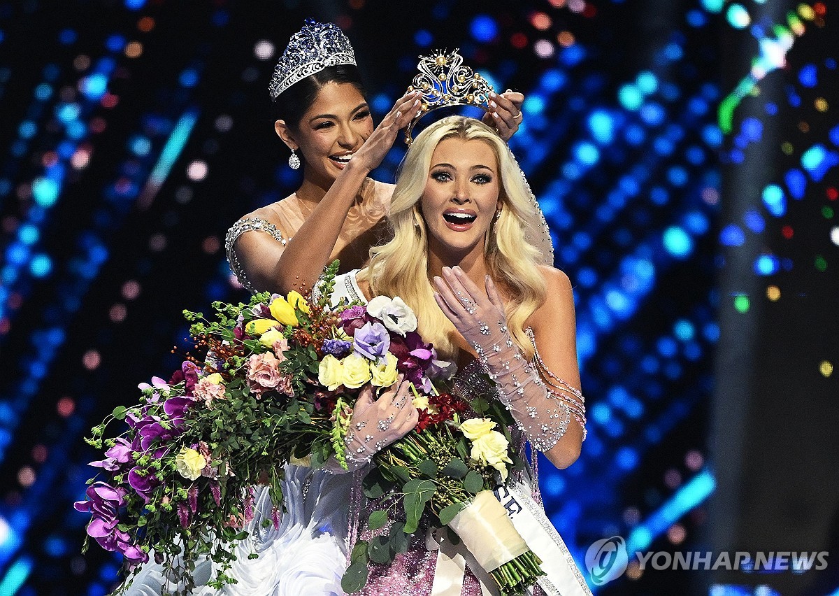 1위 여성에게 다른 여성이 왕관을 씌워주는 모습이다