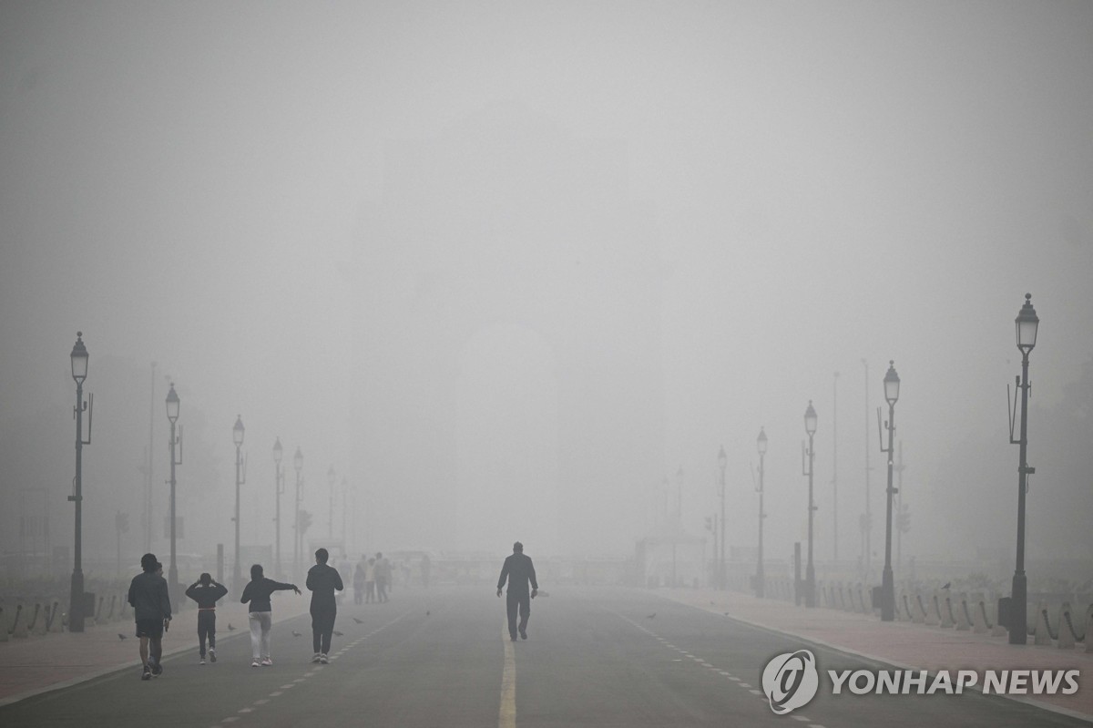 18일 뉴델리 관광명소 '인디아 게이트' 부근 도로