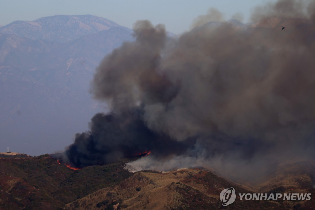 9일(현지시간) LA 서부 산지에서 확산 중인 '팰리세이즈 산불'