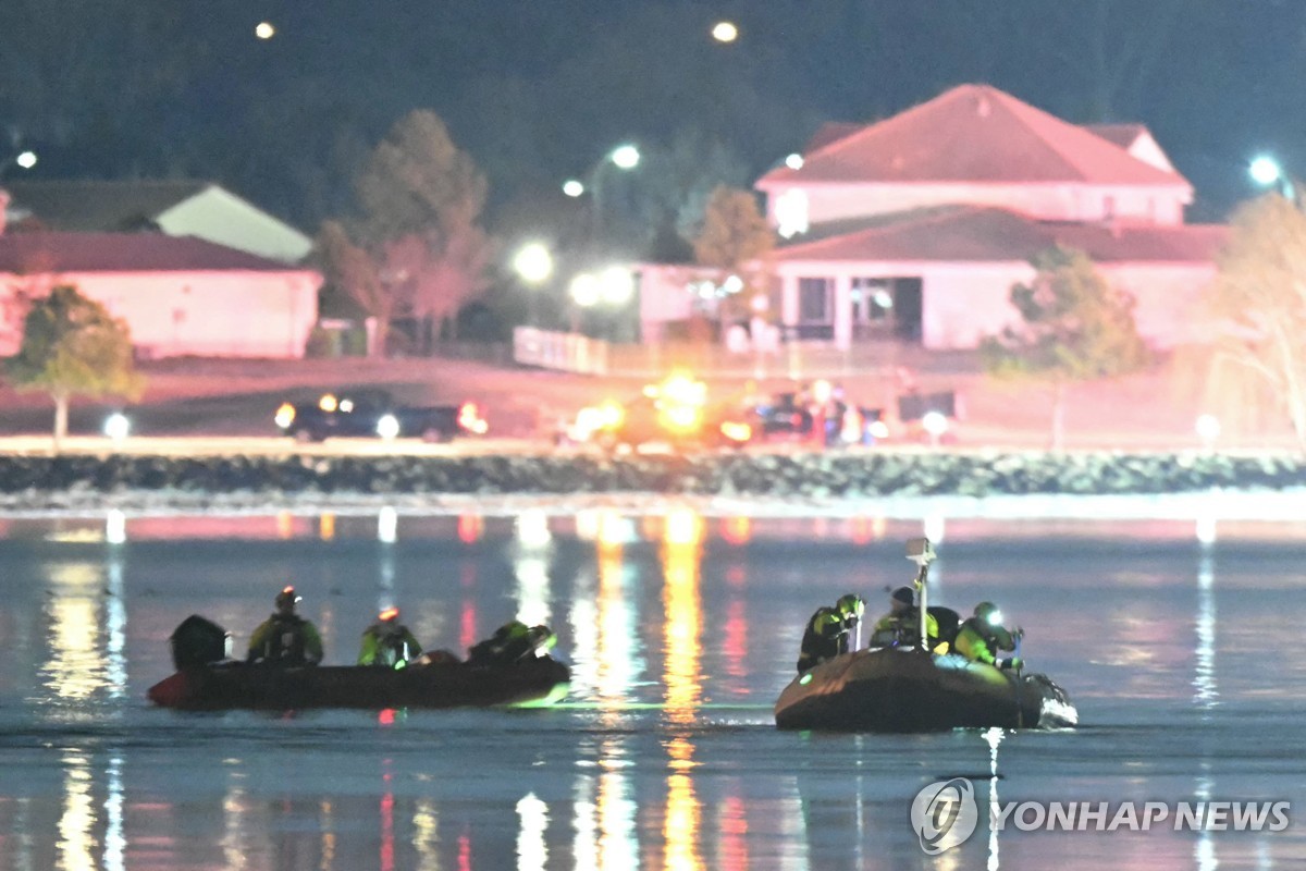 수색 중인 구조대. 충돌한 헬기와 여객기가 가라앉은 미국 워싱턴DC 인근 포토맥강. [AFP 연합뉴스. 재판매 및 DB 금지]