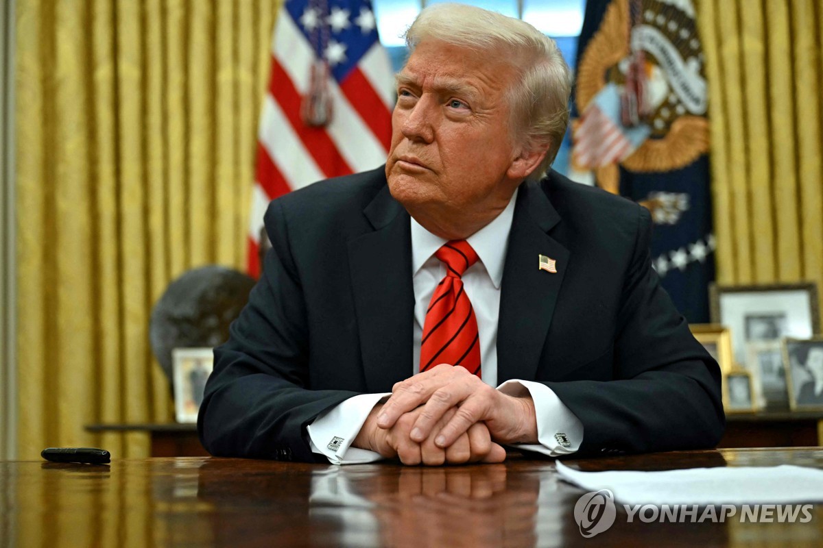 Esta foto, lanzada por la AFP, muestra al presidente estadounidense Donald Trump hablando con la prensa en la Casa Blanca en Washington el 10 de febrero de 2025. (Yonhap)