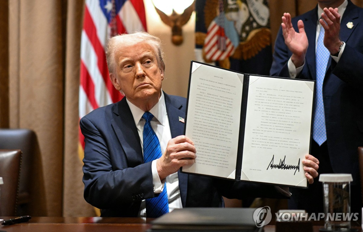 행정명령 서명하는 트럼프 대통령