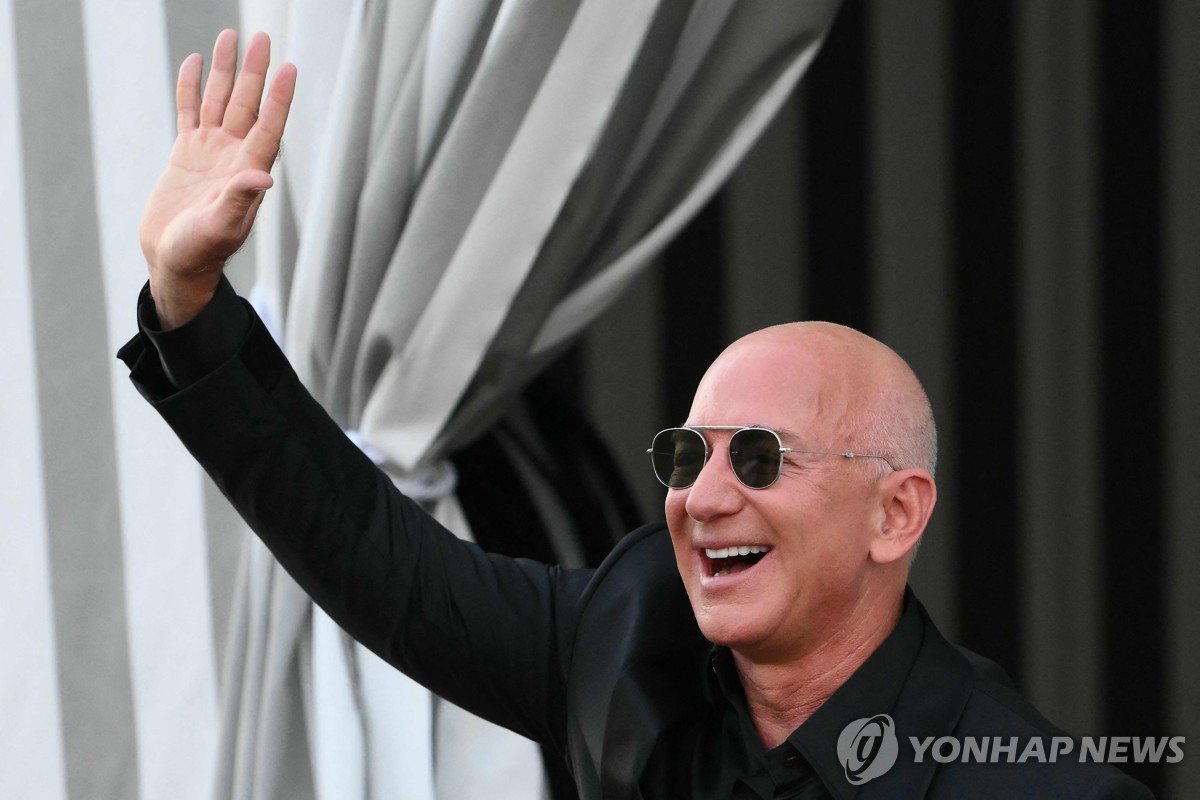 '머스크 라이벌' 베이조스, 지난주 백악관서 트럼프 만…