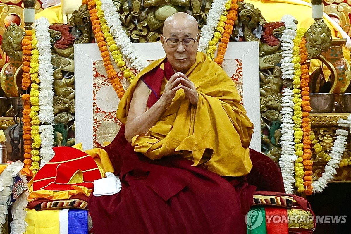 '후계 주목' 달라이라마, 90세 생일에 "130세 넘…