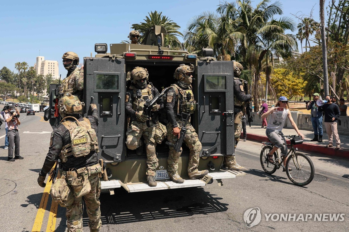7일(현지시간) 미 LA 시내 맥아더 공원에 나타난 관세국경보호국(CBP) 요원들