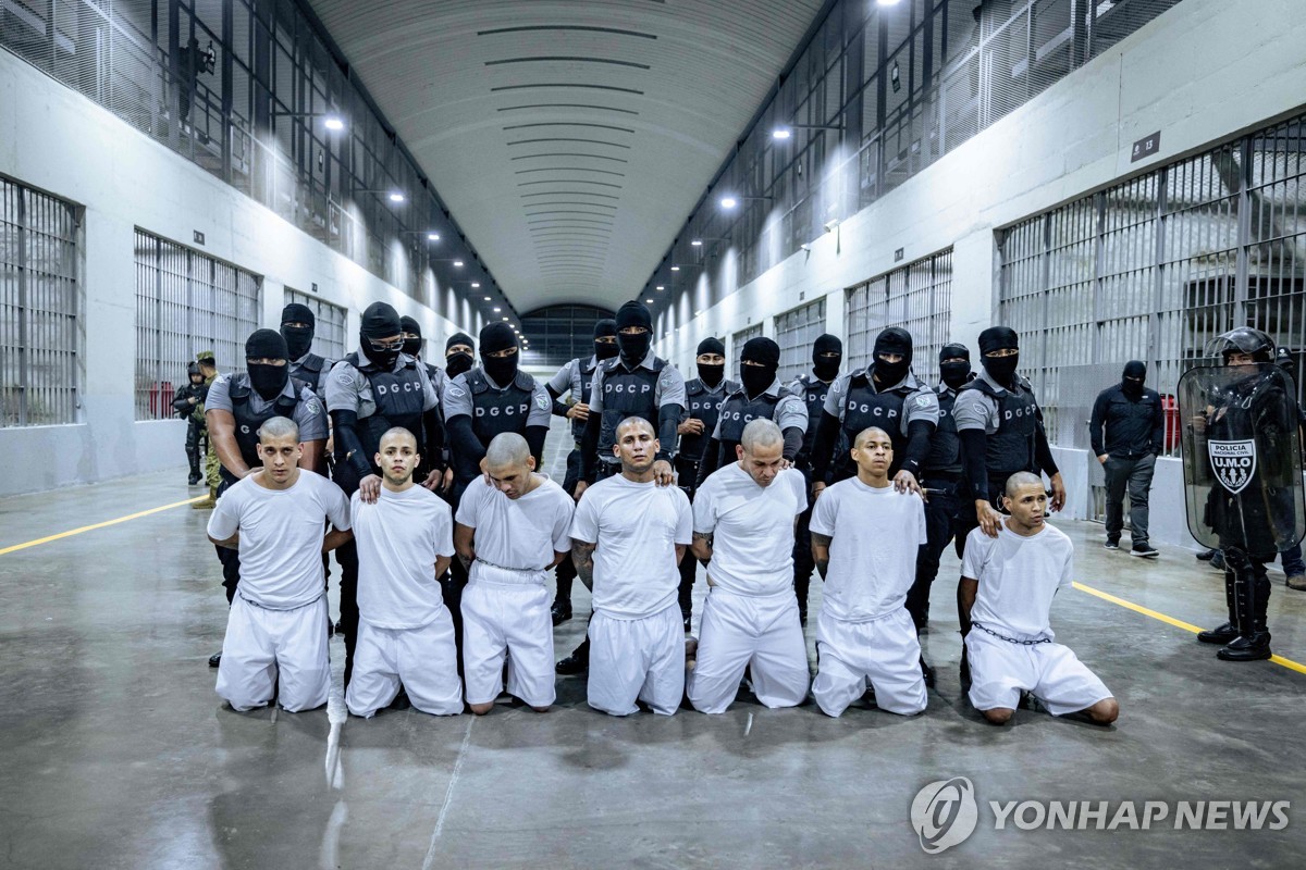 지난 3월 31일(현지시간) 공개된 엘살바도르 세코트 수감자들