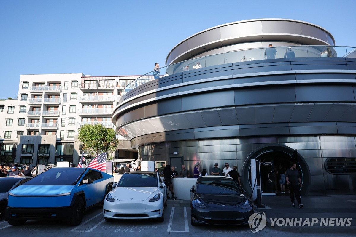 테슬라, LA에 첫 식당·휴게소 열어…머스크 "잘되면 …