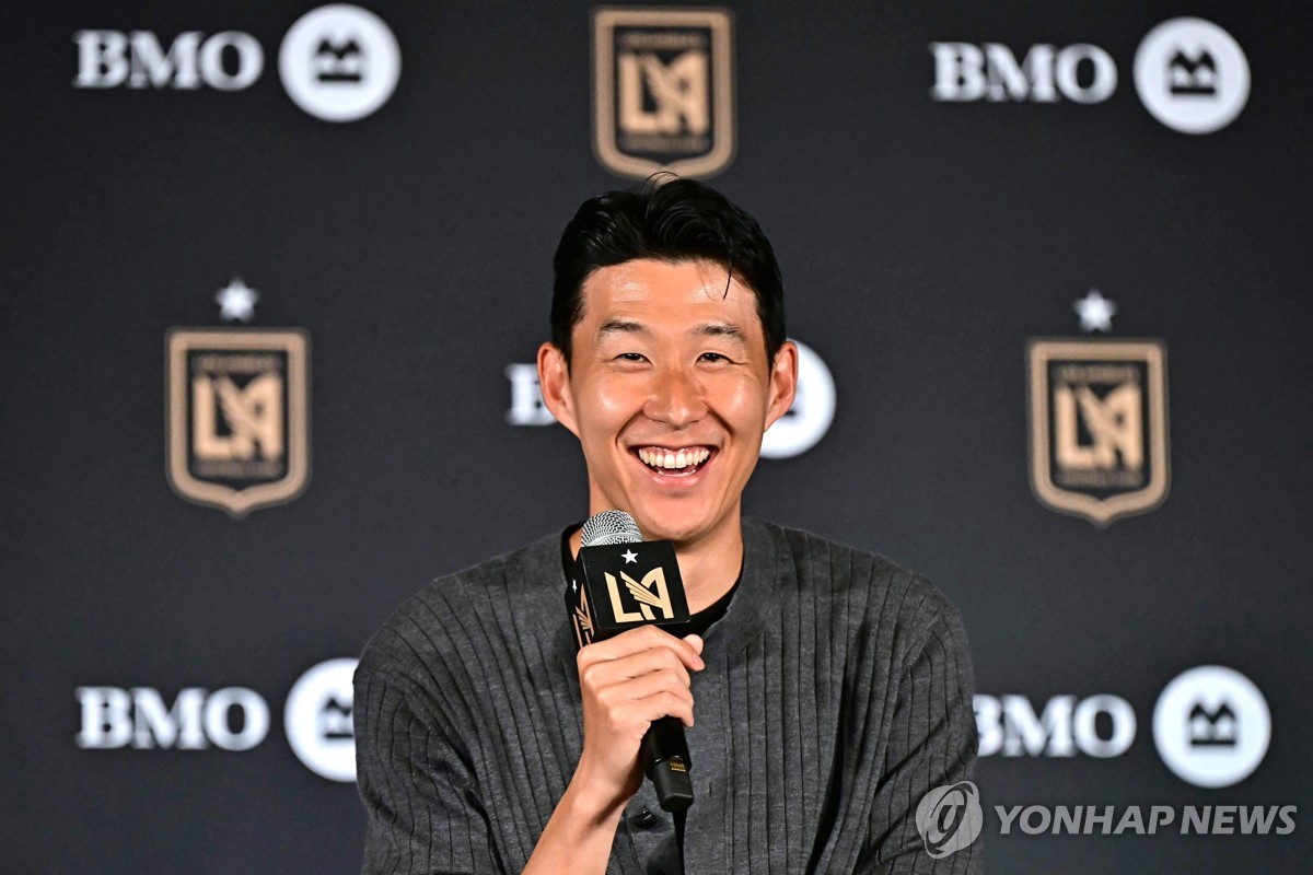 기자회견에서 발언하는 손흥민