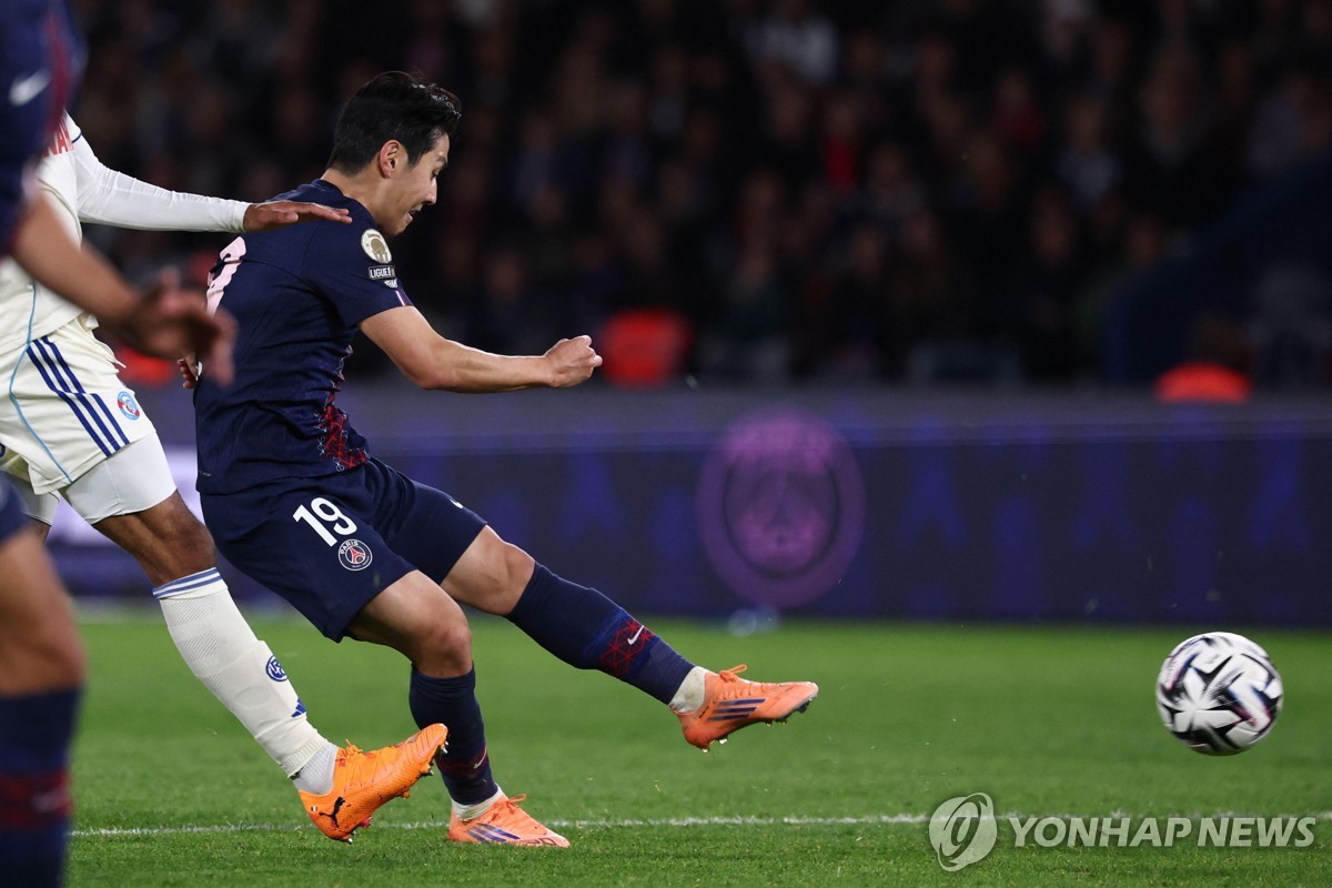 슈팅하는 PSG 이강인.