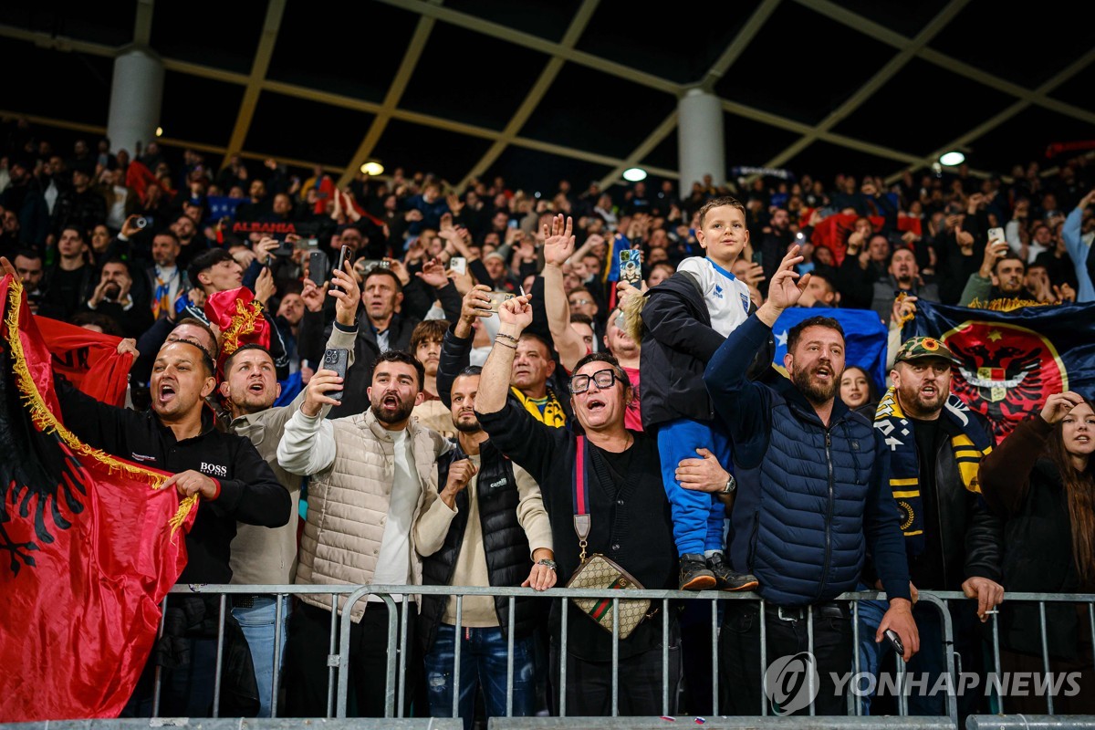 응원하는 코소보 축구팬들.