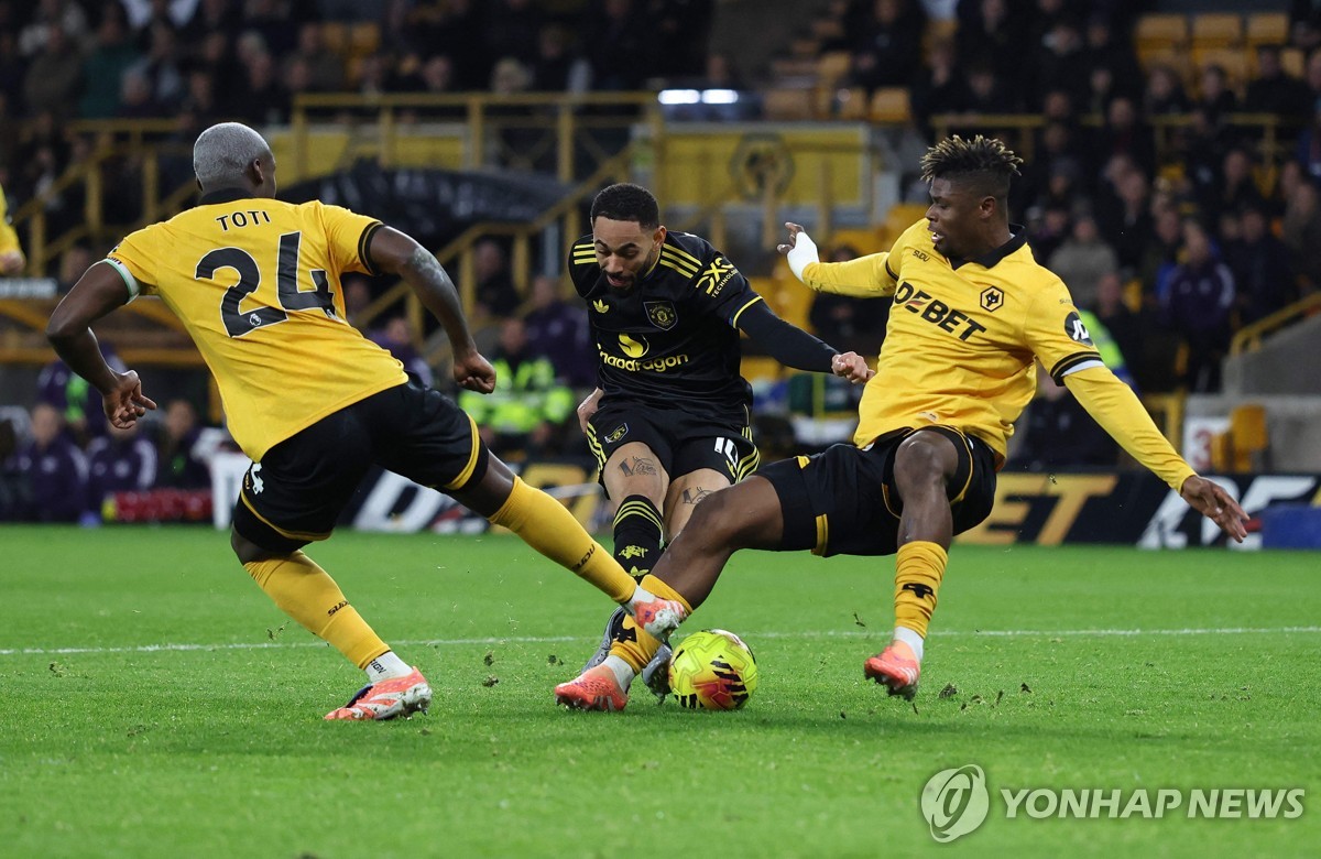 '황희찬 결장' 울버햄프턴, 맨유에 1-4 완패…EPL 8연패