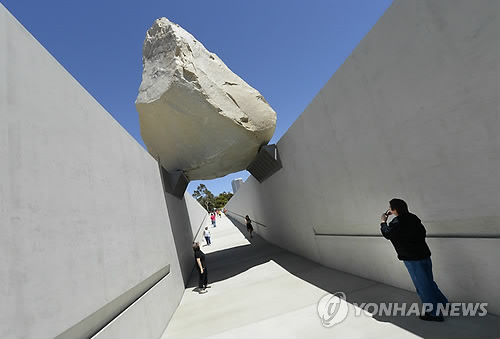 마이클 하이저가 로스앤젤레스 카운티 미술관에 설치한 '공중으로 들어올려진 덩어리'