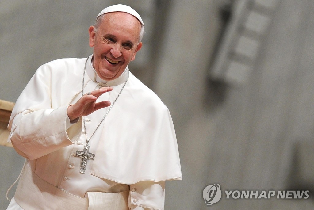 프란치스코 교황이 바티칸의 성 베드로 성당에서 미사를 집전한 뒤 신자들에게 손을 흔들고 있다. (EPA= 연합뉴스 DB) 