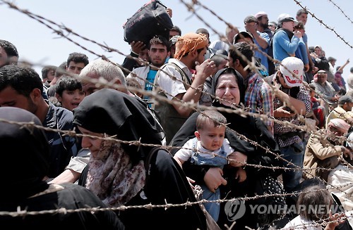 필사적으로 터키·시리아 국경을 넘는 시리아 난민