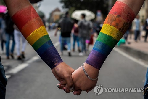 콜롬비아 남성 동성애자 3명 '한지붕 한가족'…첫 법적 인정 | 연합뉴스