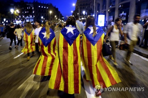 카탈루냐기 '에스텔라다'를 몸에 두른 바르셀로나 시민들