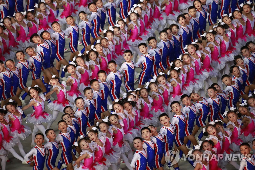 북한의 집단체조. 키스 하워드 교수는 북한의 집단체조가 전체주의 강화에 큰 역할을 하고 있다고 해석했다. [EPA=연합뉴스 자료사진]