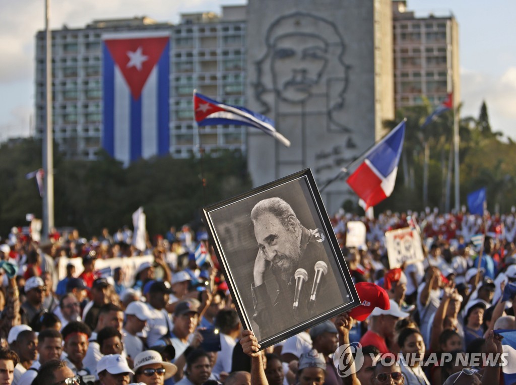 수도 아바나에서 열린 노동절 기념 집회에 참석한 쿠바인들 [EPA=연합뉴스] 