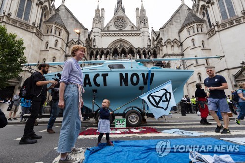 런던 왕립재판소 앞에서 시위 중인 '멸종저항' 소속 활동가들 [EPA=연합뉴스]