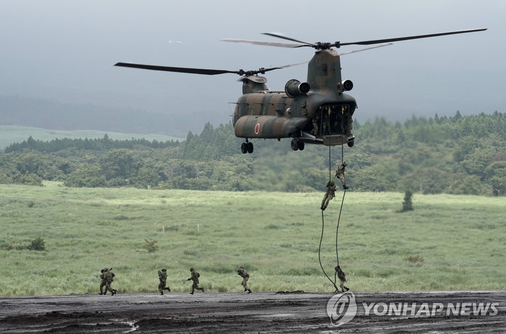 헬기서 로프 하강하는 일본 육상자위대