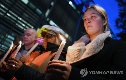 '냉동 컨테이너 사망자'들을 추모하는 런던 시민들 / 연합뉴스