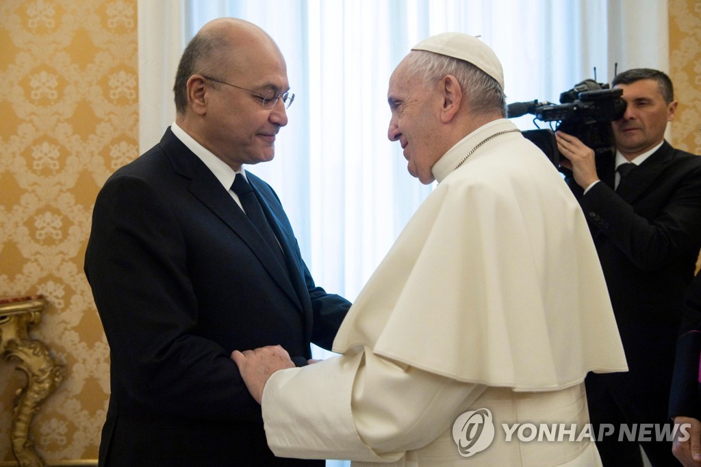 바르함 살리흐 이라크 대통령과 인사하는 프란치스코 교황(오른쪽). [EPA=연합뉴스]