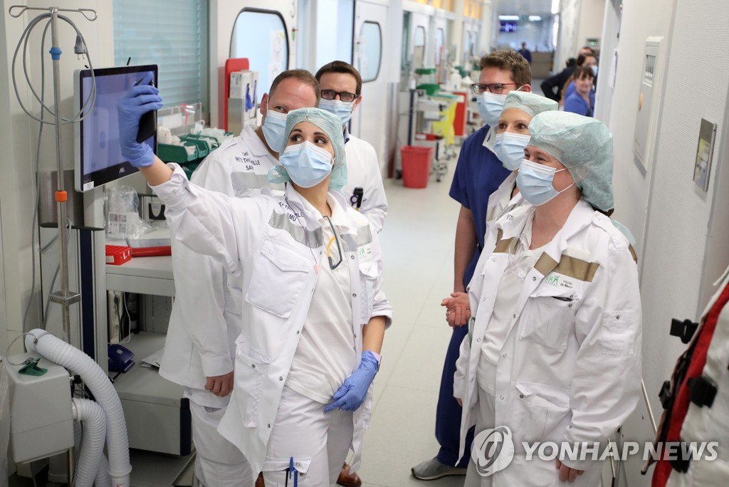 독일 병원의 코로나19 치료와 관련된 독일 및 프랑스 의료진 [EPA=연합뉴스]