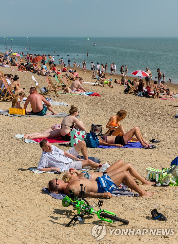 봉쇄조치 완화로 잉글랜드의 한 해변을 찾은 영국 시민들 [EPA=연합뉴스] 