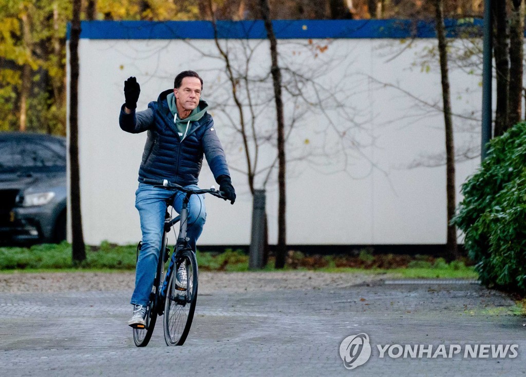 마르크 뤼테 네덜란드 총리가 2020년 12월 자전거를 타고 헤이그에 있는 총리 관저에 도착하고 있다. [EPA=연합뉴스 자료사진]