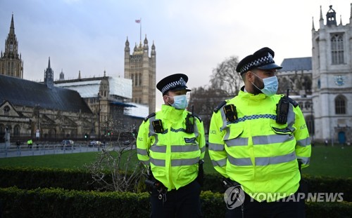 의회 주변 순찰하는 영국 경찰