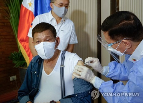 백신 접종하는 로드리고 두테르테 필리핀 대통령