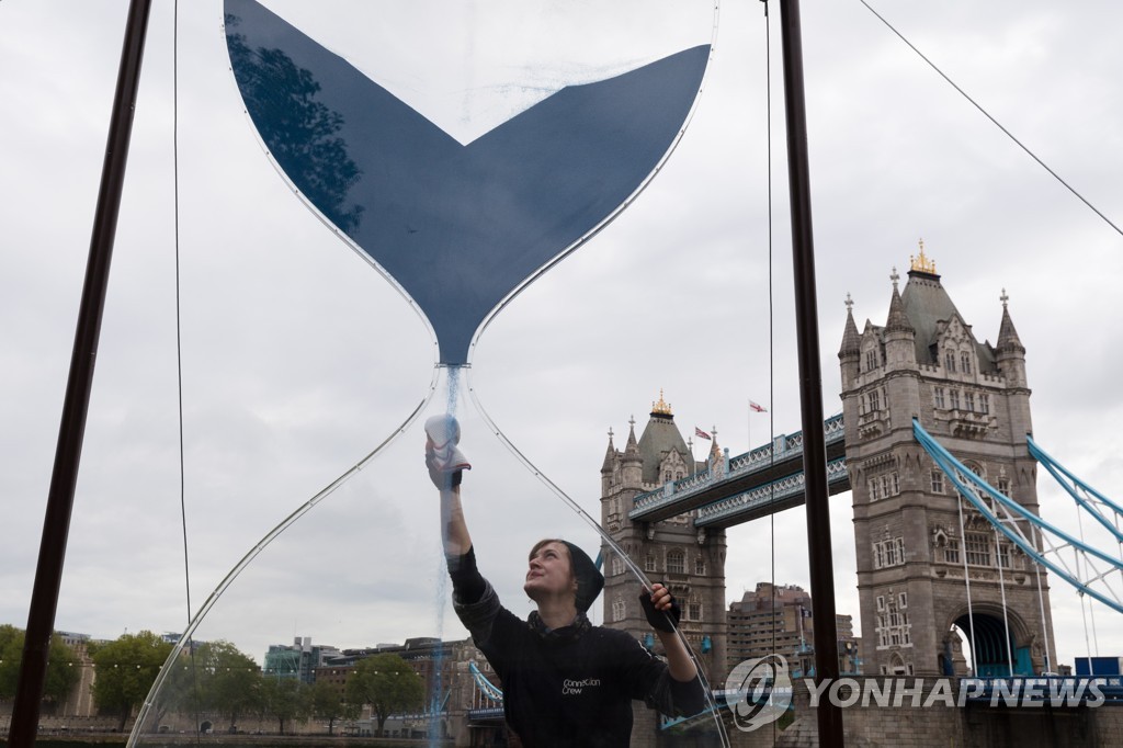 지난 5월 런던 타워브리지 앞에 설치되는 '기후 위기' 모래시계