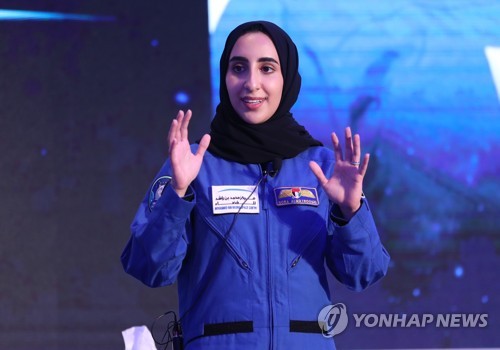 기자회견 하는 아랍 최초 여성 우주인