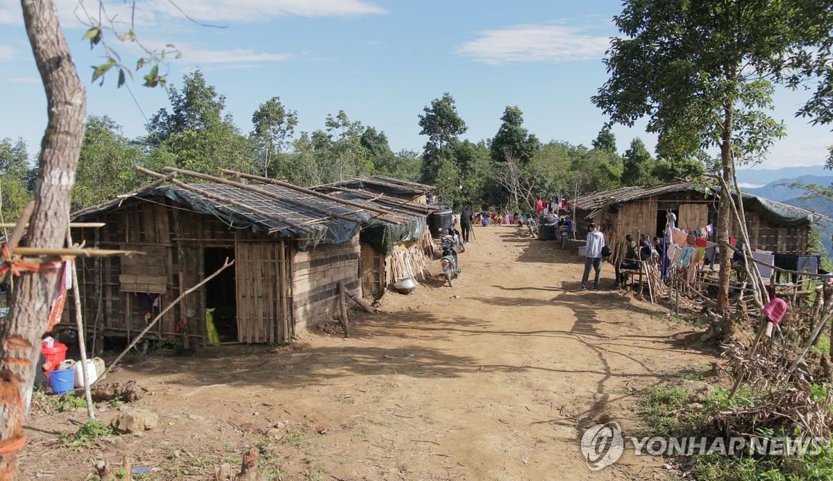 미얀마 난민용 오두막집이 세워진 인도 미조람주의 한 마을